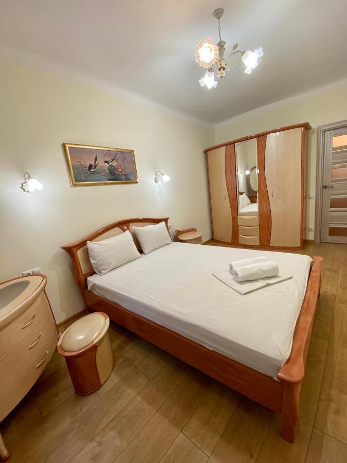 Yaroslav Osmomysl Square Apartments Lviv Bagian luar foto