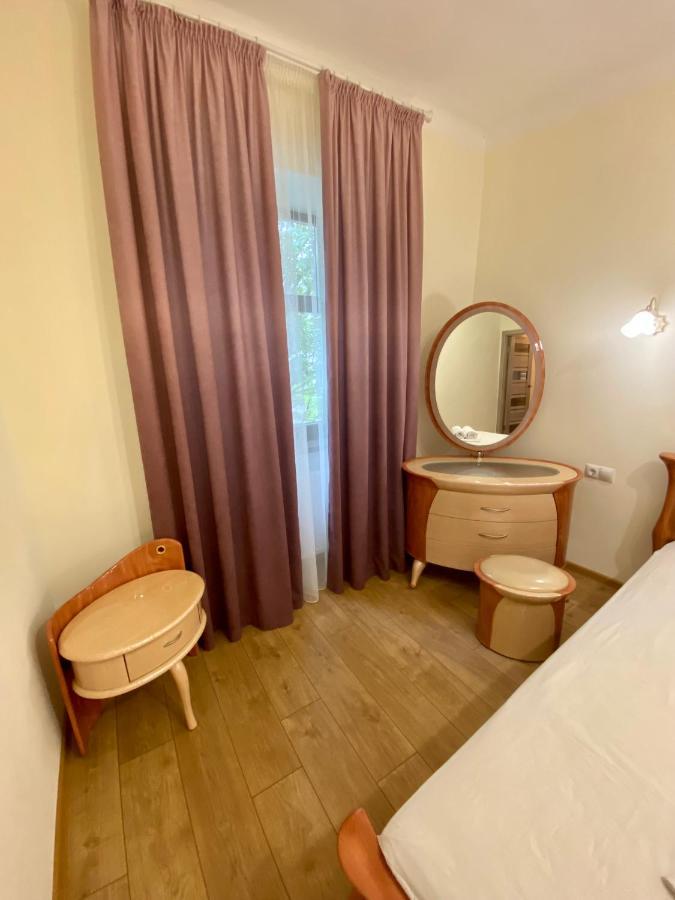 Yaroslav Osmomysl Square Apartments Lviv Bagian luar foto